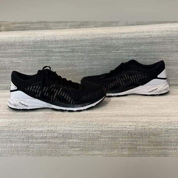 Asics Dynaflyte 2 FlyteFoam Road-Running Shoes Size 8, Black and White - Picture 2 of 15